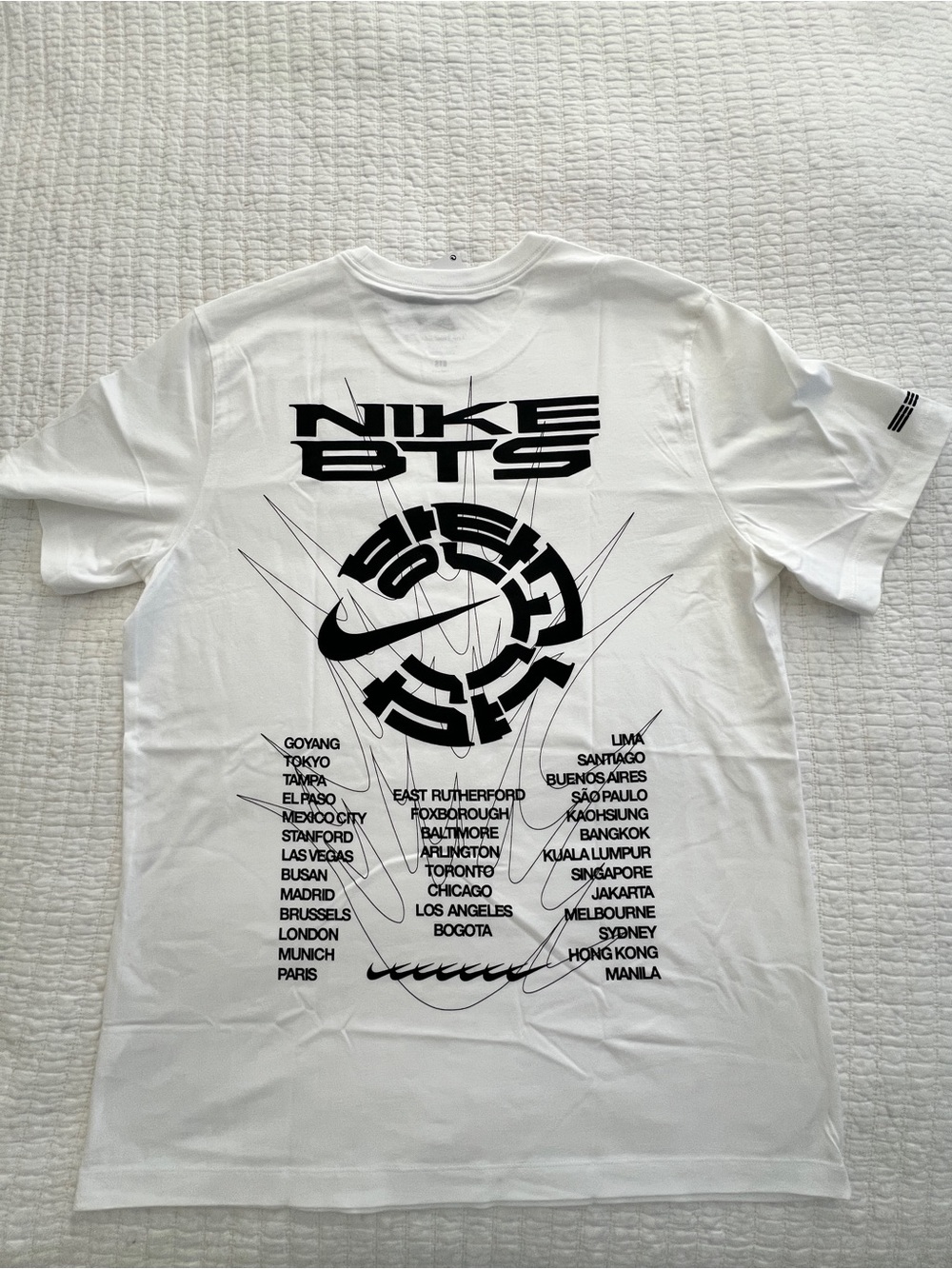 Nike x BTS Korea Exclusive Concert Merch Shirt - Picture 4 of 6